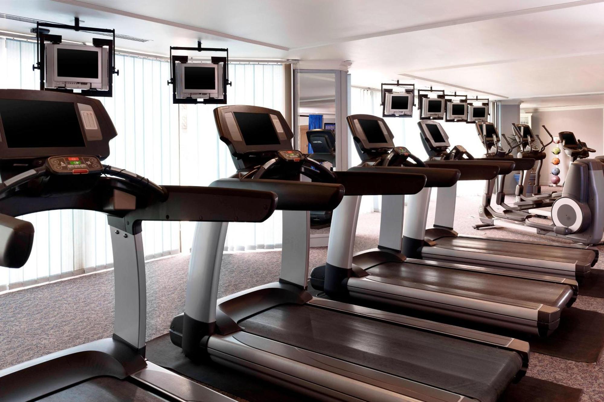 Le Meridien Khobar Extérieur photo A row of treadmills