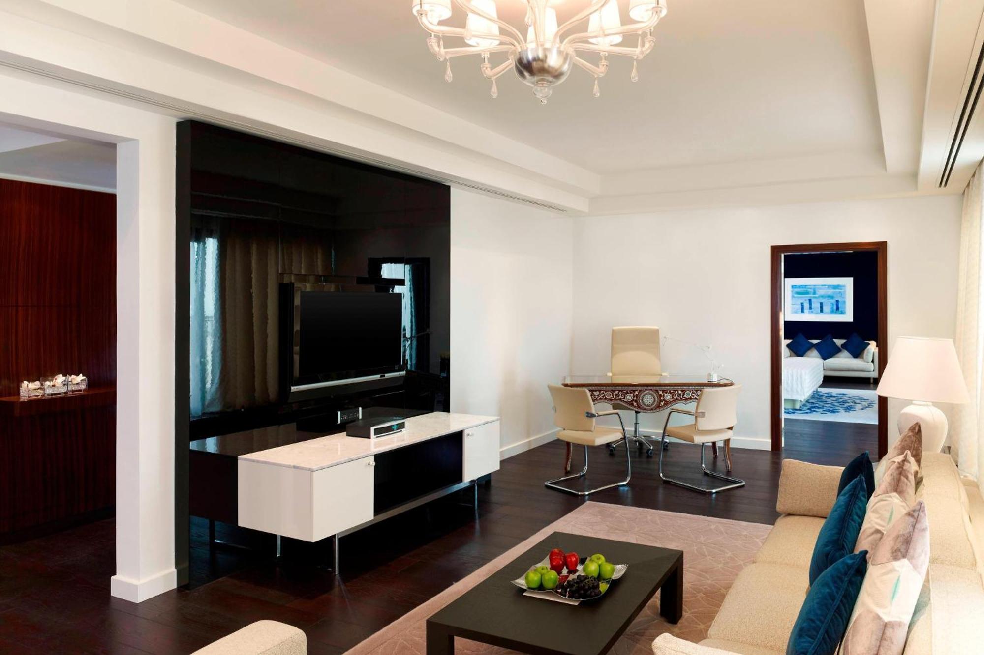 Le Meridien Khobar Extérieur photo A living room in a suite at the Ritz-Carlton, Moscow