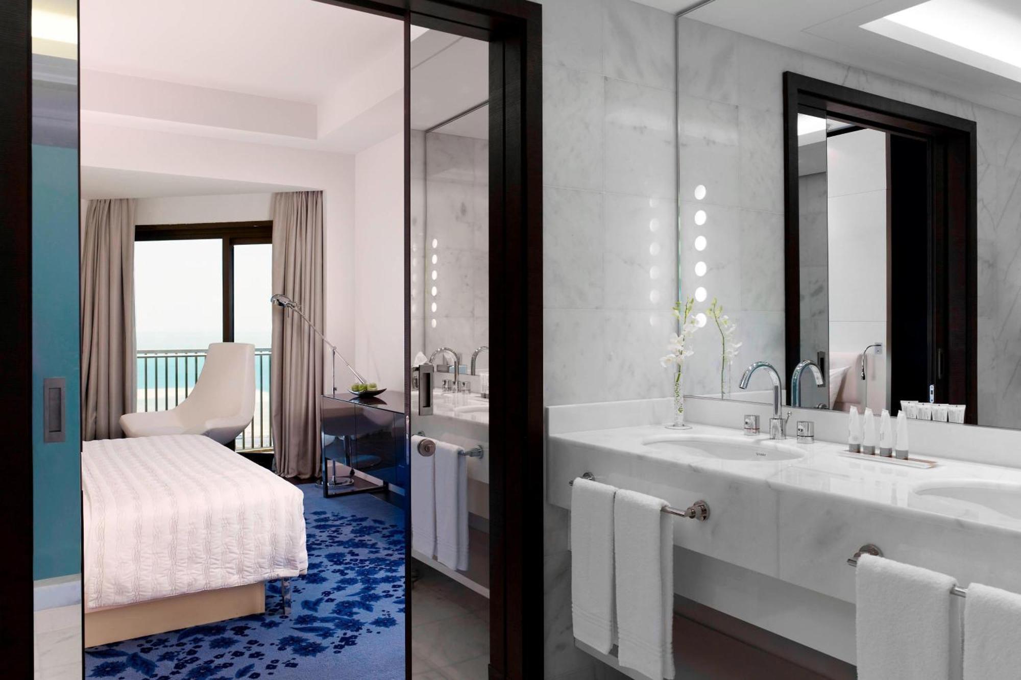 Le Meridien Khobar Extérieur photo A guest room at the hotel