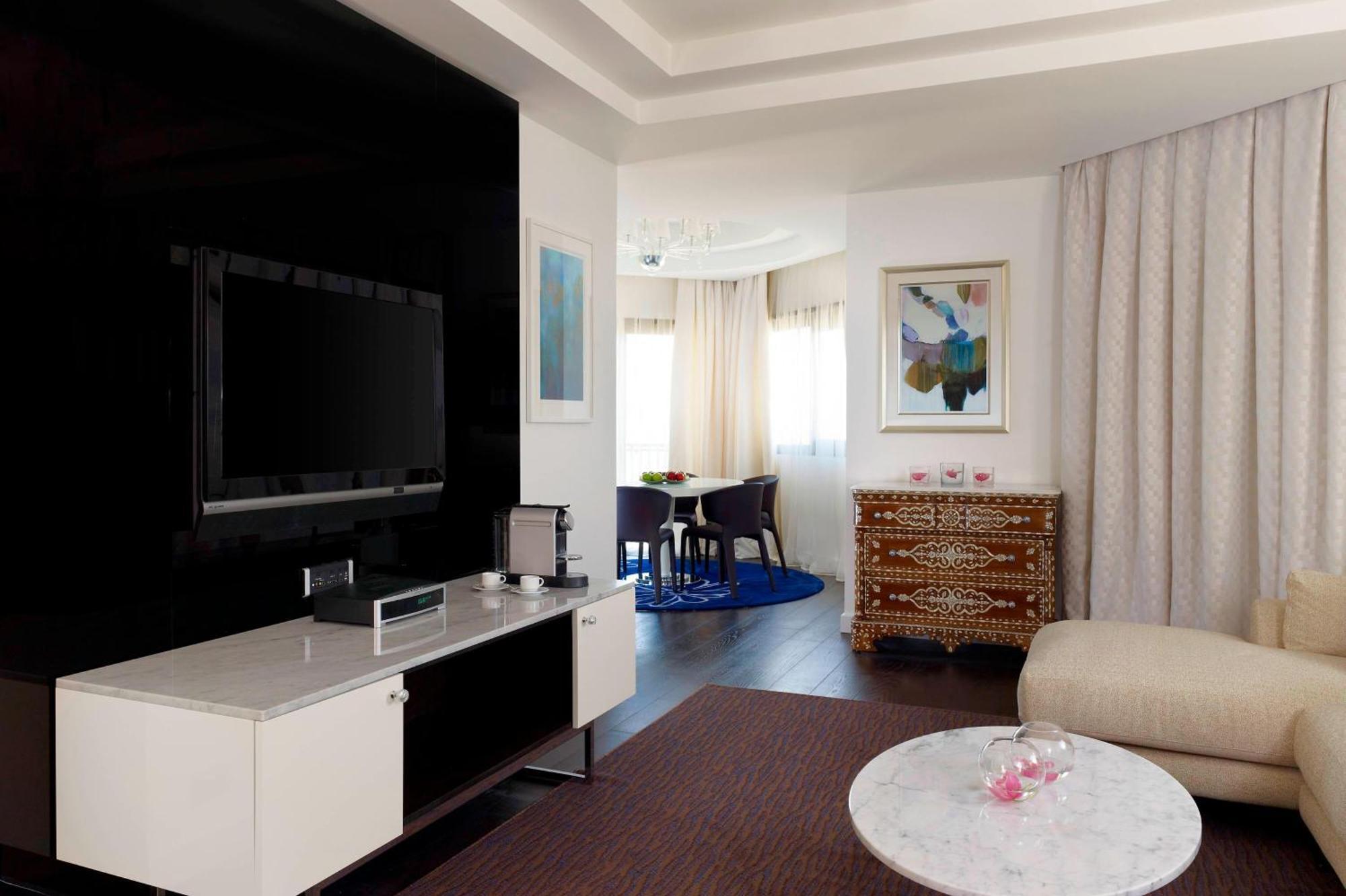 Le Meridien Khobar Extérieur photo A living room in a typical apartment