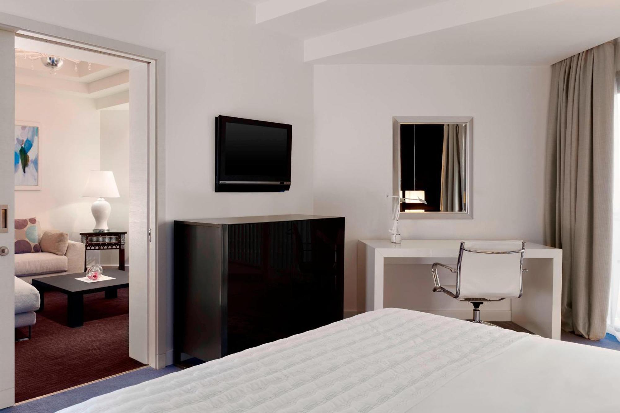 Le Meridien Khobar Extérieur photo A typical bedroom in a typical hotel
