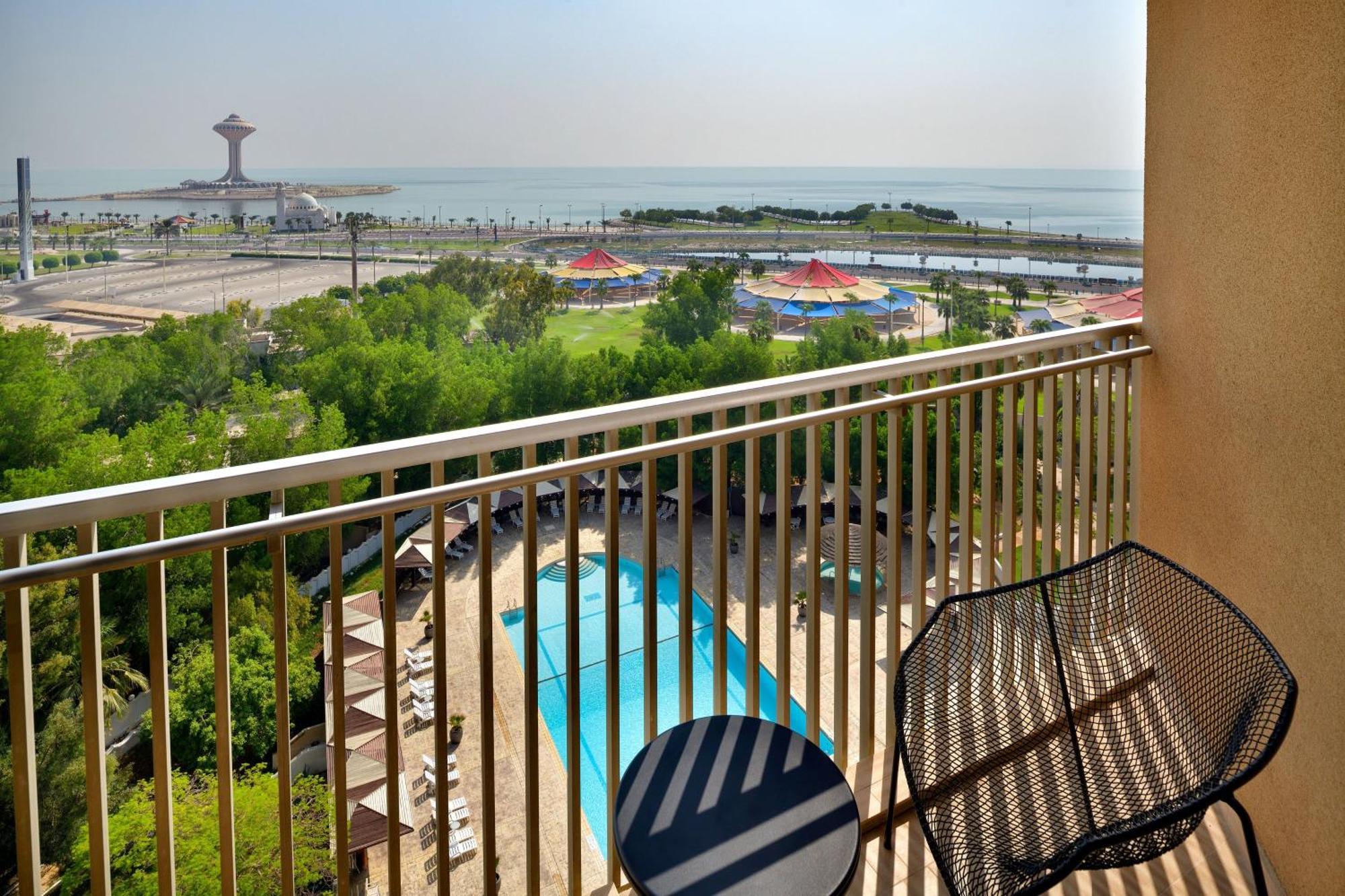 Le Meridien Khobar Extérieur photo View from a balcony at the hotel